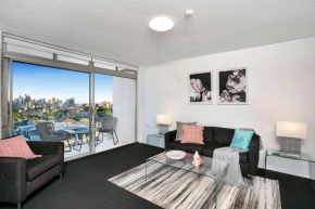 HARIS - Modern 2BR Apartment with Views
